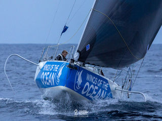 Alexis Thomas (Wings of the Ocean) aux commandes sur une mer usante.