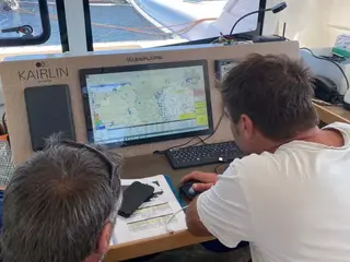 François Verdier embarque sur le bateau de la Direction de Course pour la 2e étape