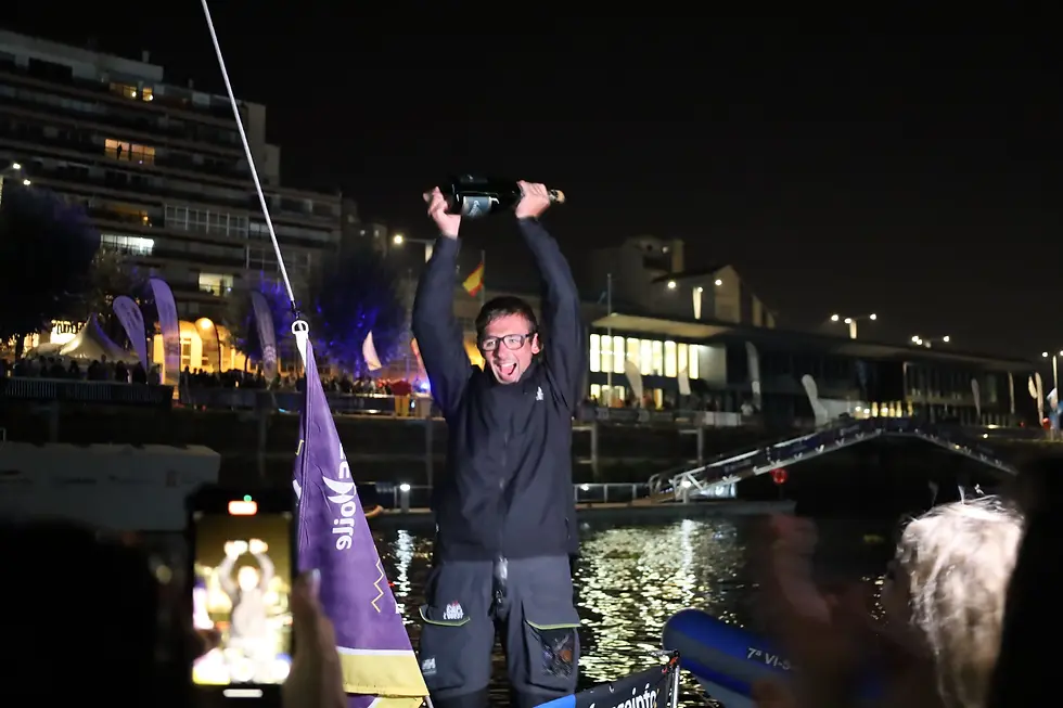 Hugo Cardon qui célèbre son victoire sur la 2e étape de La Solitaire du Figaro Paprec en 2025