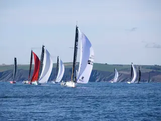 Beau départ « à l’anglaise » le long des côtes irlandaises